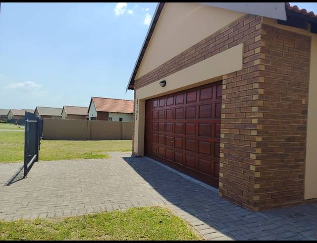 3 BEDROOM TOWNHOUSE FOR SALE IN WATERKLOOF AH
